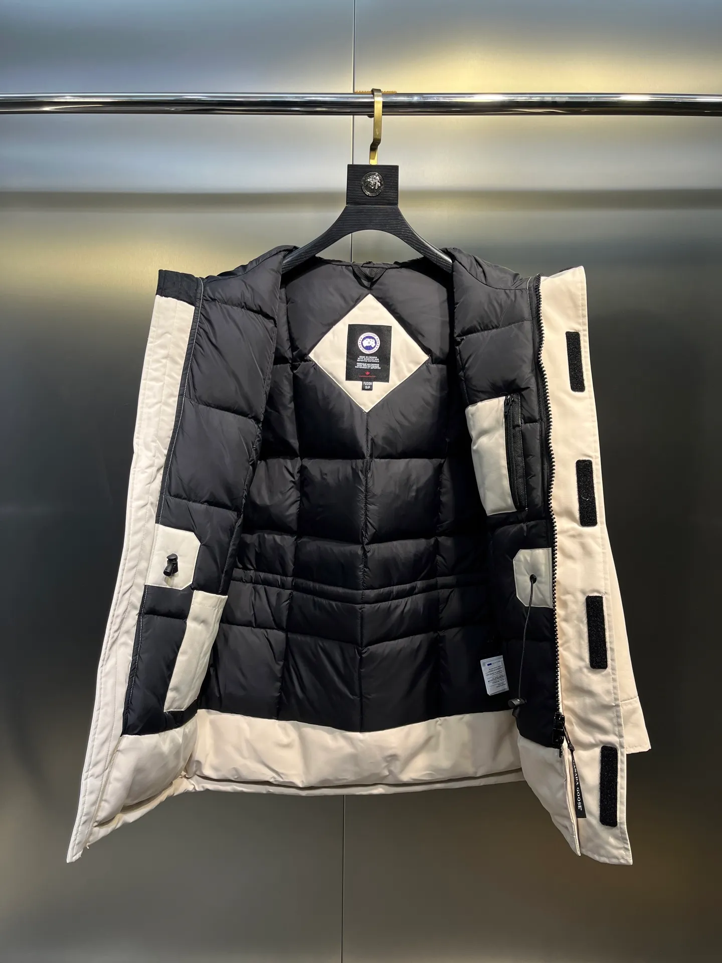 P840 𝘾𝘼𝙉𝘼𝘿𝘼 𝙂𝙊𝙊𝙎𝙀Big Goose 13# The design of Big Goose 13 is simple and elegant, a little longer than the 08 model, more suitable for men and suitable for business people. This down jacket is popular for its simple design, which is not only practical but also has a certain sense of fashion. In terms of applicability, the Daye 13 model provides good thermal insulation performance. Its thermal insulation coefficient is level 5, which can provide enough warmth and is suitable for wearing in cold environments. In addition, the Daye 13 model also has a high cost performance. Compared with other models, it provides a better balance between price and performance, making it more competitive in the market.  size：xs-xxl